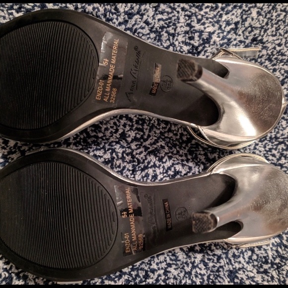 Silver Heels - Picture 3 of 4